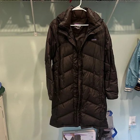 Patagonia Women's down black parka - Picture 2 of 9